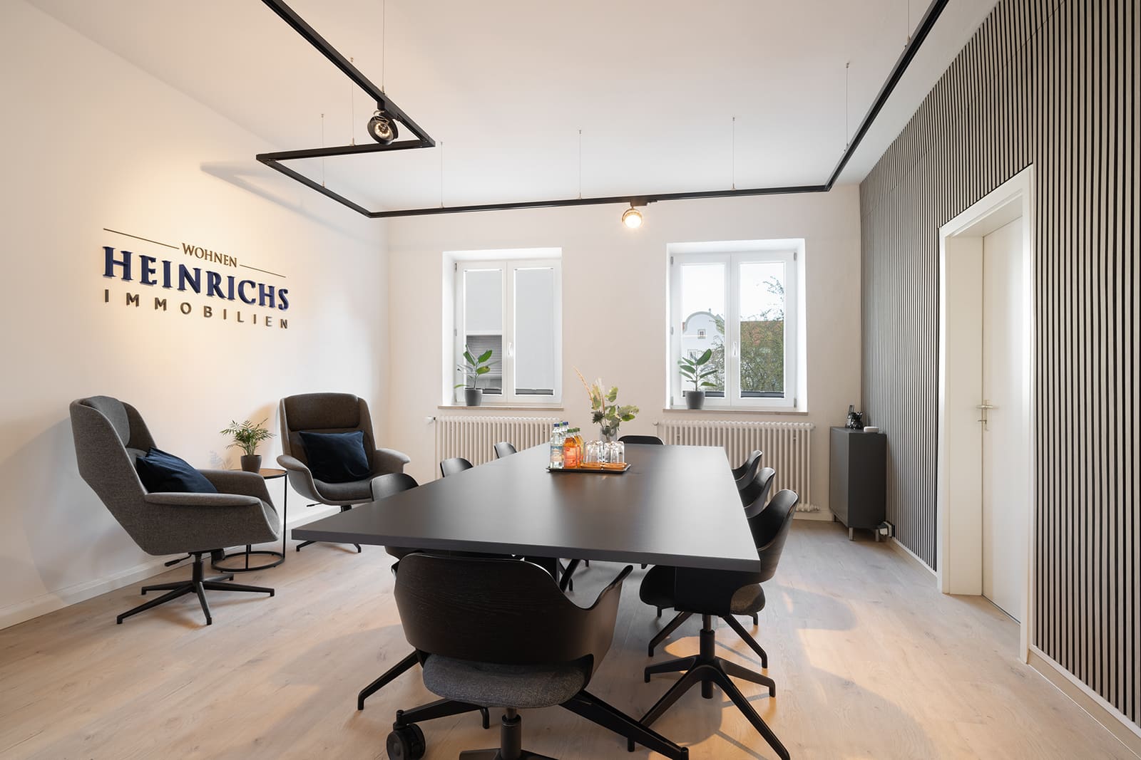 Besprechungsraum von Heinrichs Immobilien mit Konferenztisch und Beratungsecke