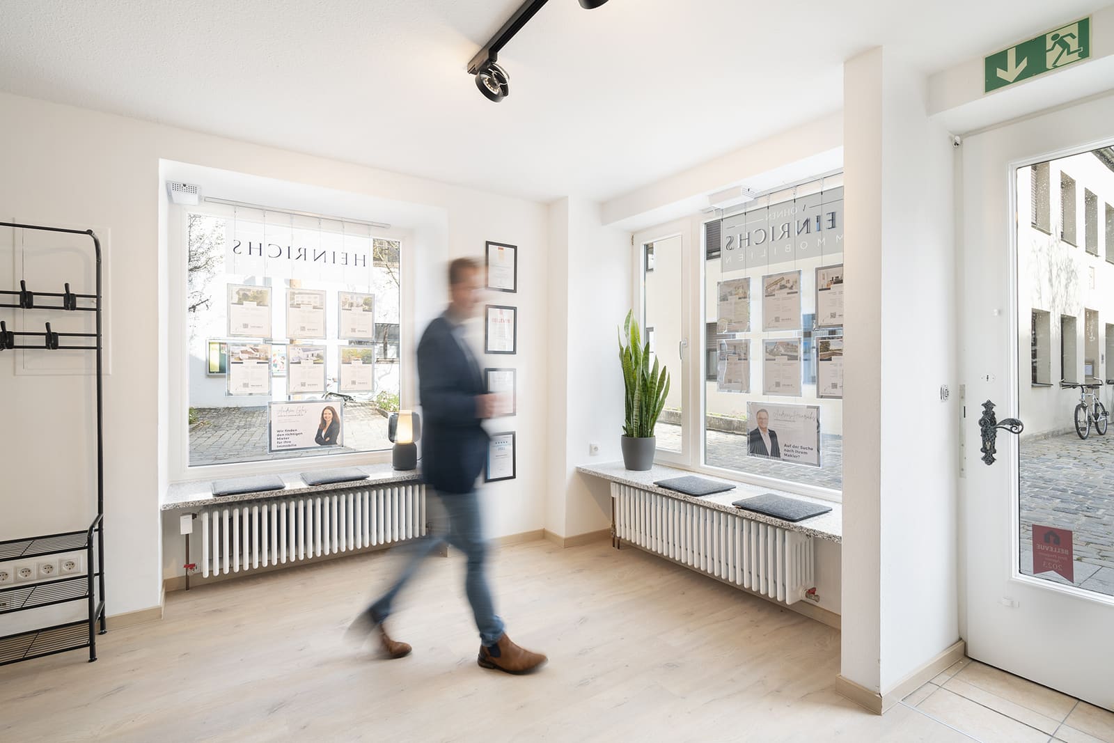 Blick durch das Ladenbüro von Heinrichs Immobilien mit Exposé-Schaufenstern