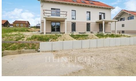 Straßenansicht der beiden Mehrfamilienhäuser im Wohnpark Seysdorf (Rohbau, Mai 2026)