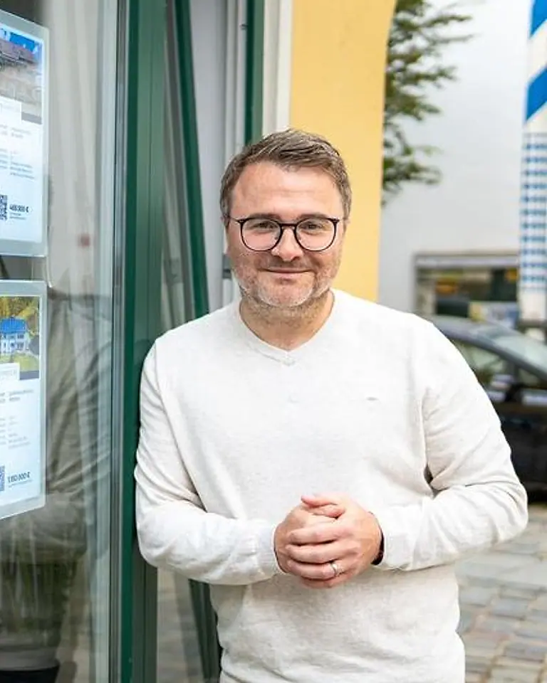 Andreas Heinrichs, Inhaber von Heinrichs Immobilien, vor seinem Ladenbüro am Rindermarkt in Freising