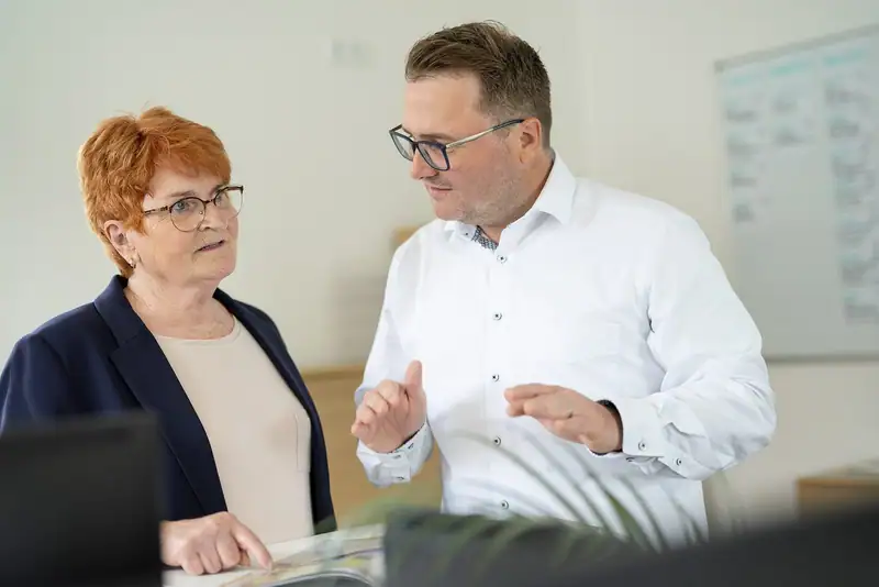 Persönliches Bewertungsgespräch im Büro von Heinrichs Immobilien mit einer Eigentümerin