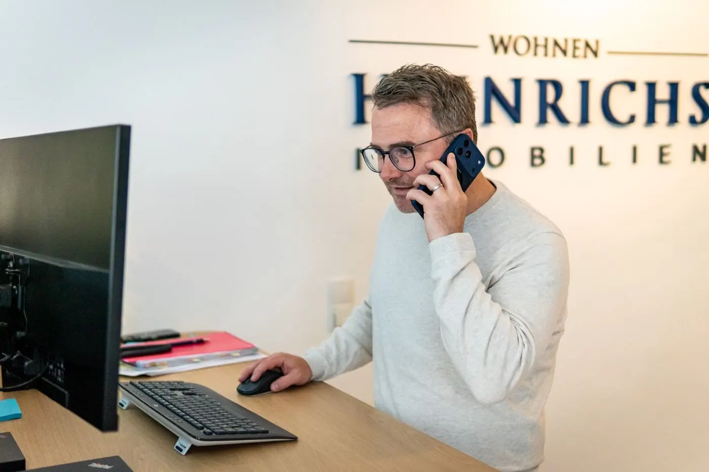 Andreas Heinrichs im Ladenbüro von Heinrichs Immobilien am Rindermarkt in Freising