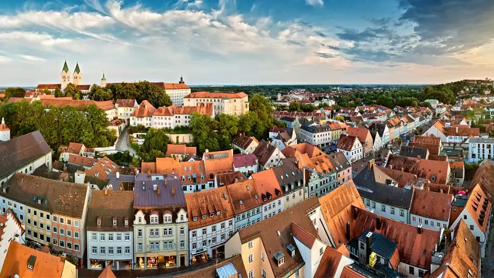 Blick über die Dächer der Freisinger Altstadt mit Mariendom und Domberg – die Heimat von Heinrichs Immobilien